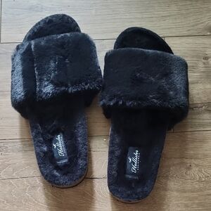 Hollister Women's Black Fuzzy Slippers
